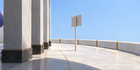 柱列旁的空牌与弧缘